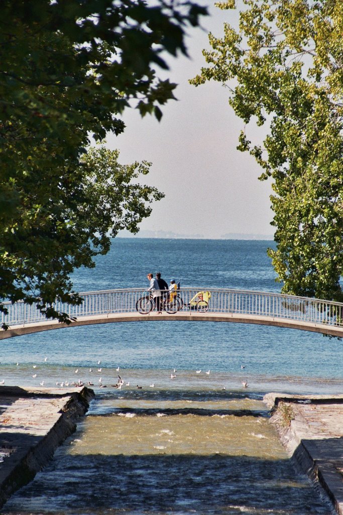 Embouchure de la rivière "La Veveyse" dans le lac Léman à Vevey _ Septembre 2004 by Valentin Vuichard