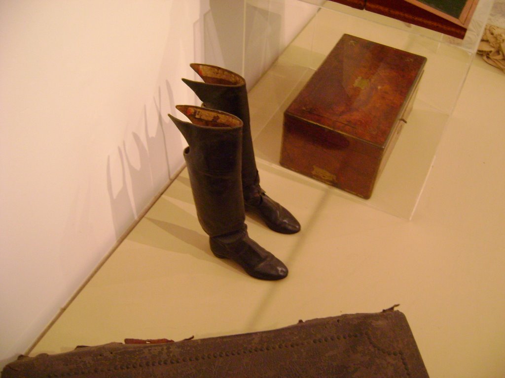 Botas y Baul del Libertador by Ray von Luciffer