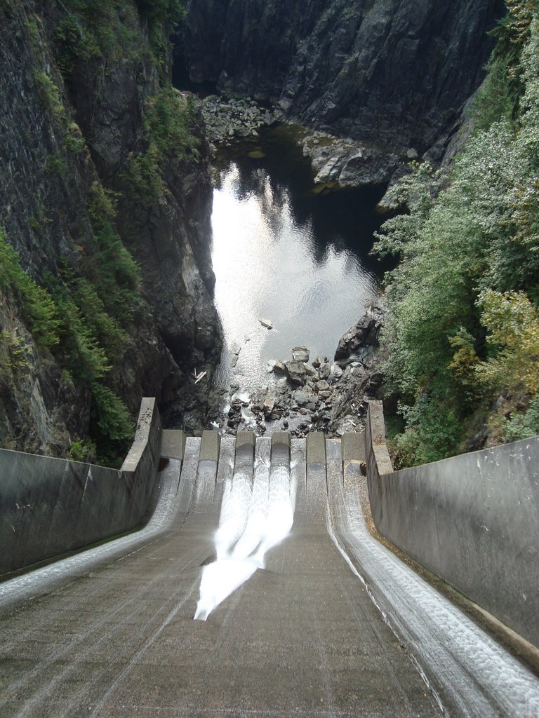 Cleveland Dam Spillway by Bierophile