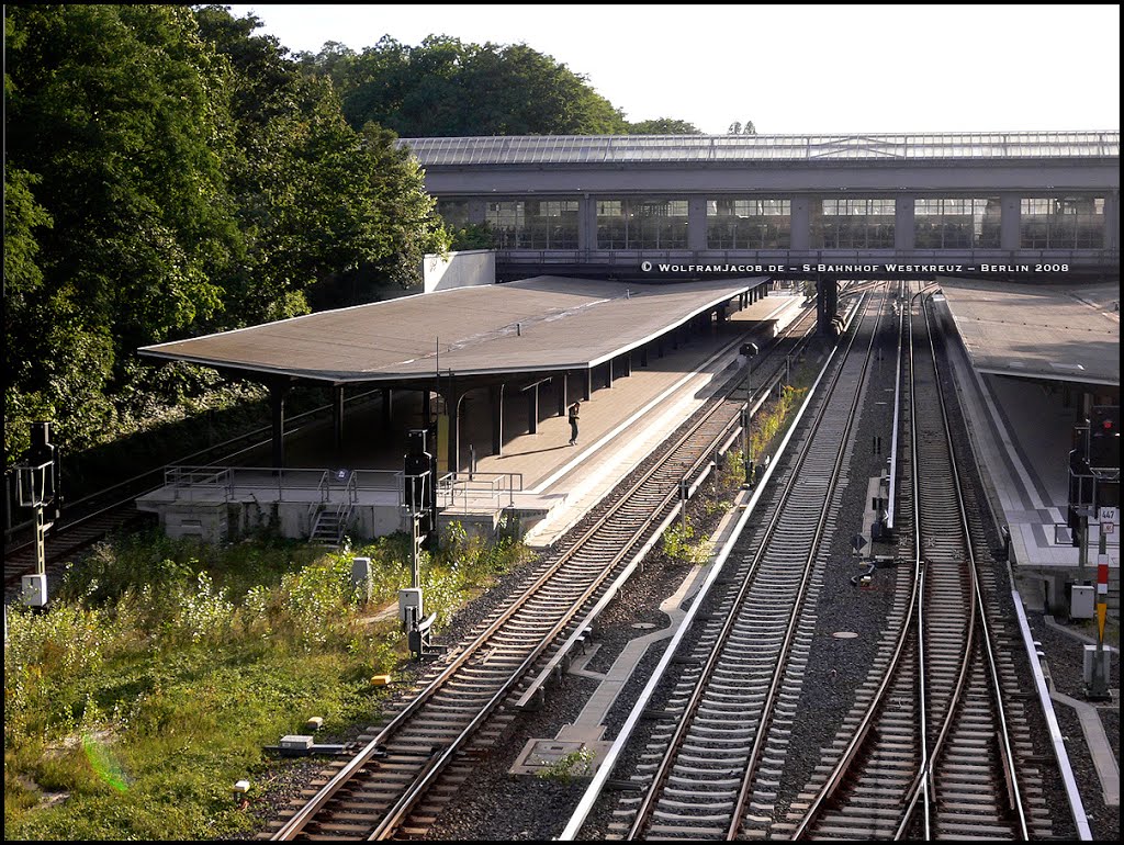 Der Umsteigebahnhof "Westkreuz" mit Zugang zum Messegelände unter'm Funkturm by Wolfram Jacob