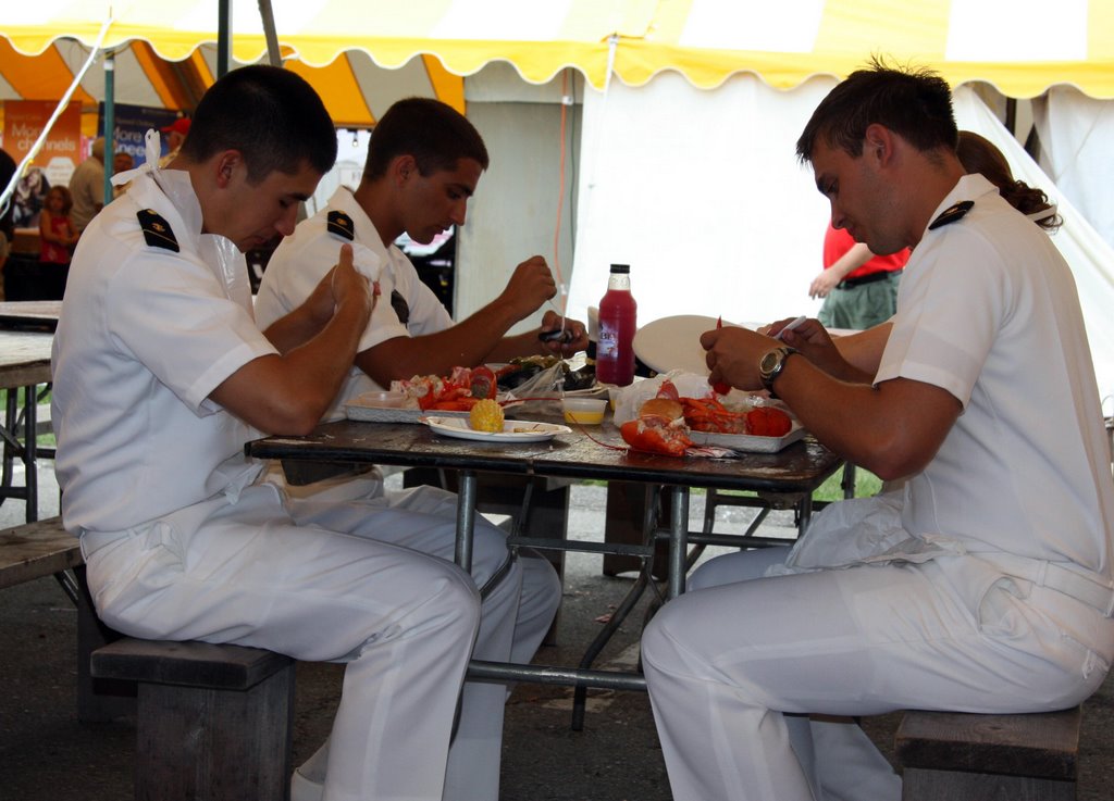 Die tägliche Lobstermahlzeit der Marine - Lobster Festival in Rockland, Maine by Chucka Charlies