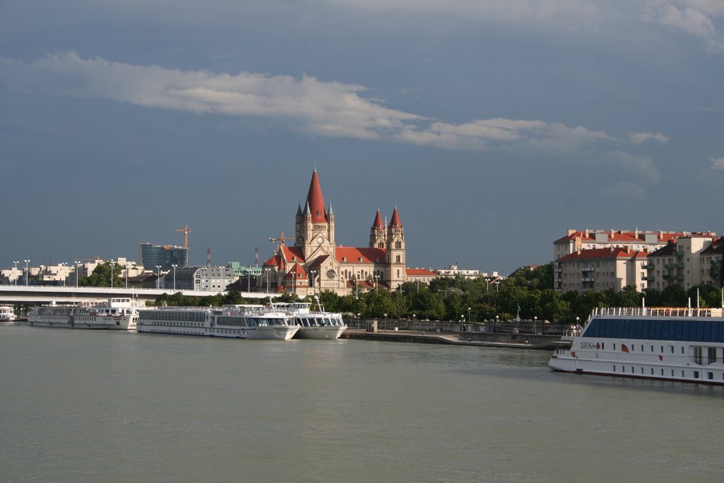 VIENNE arrivée par le DANUBE by G.Rosette