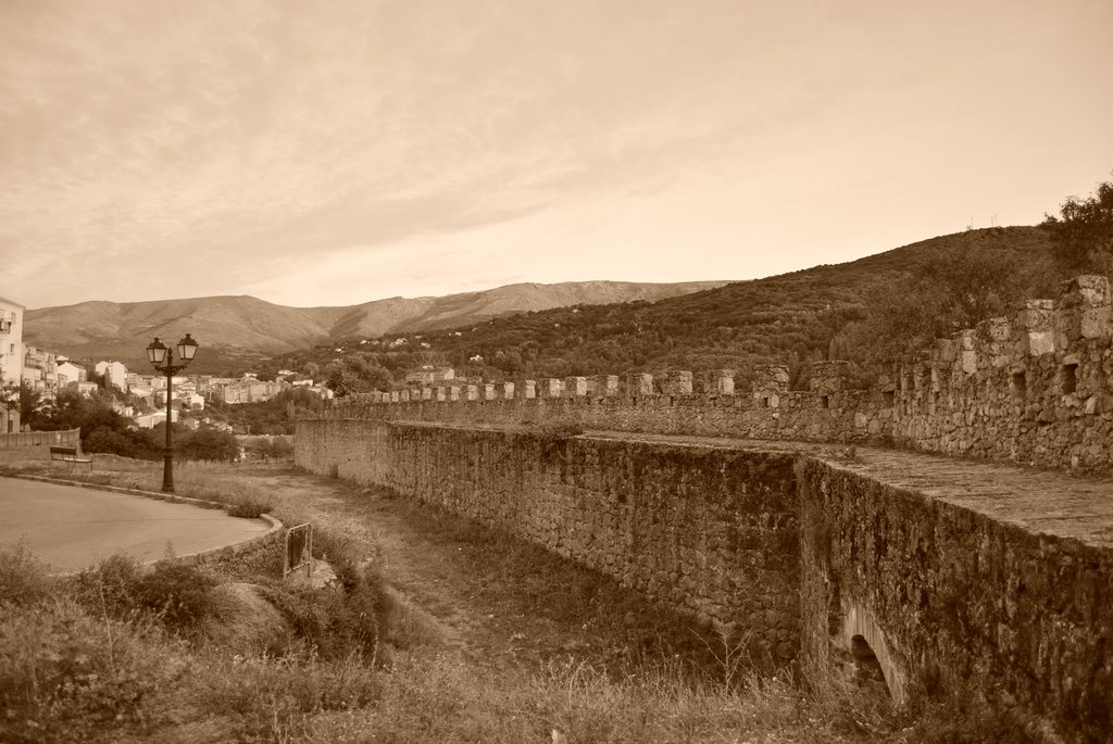 Conoce Béjar. Murallas y sierra (sepia) by j-matute