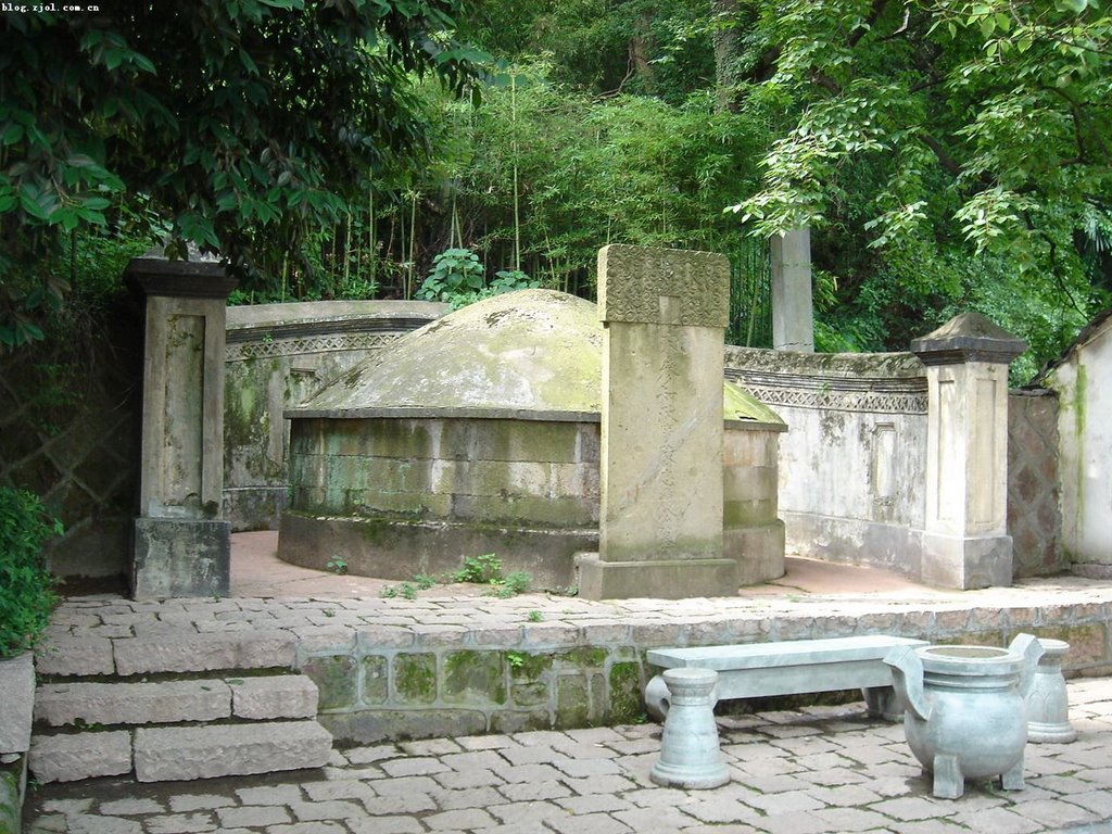 The tomb of Chenwenlong(1232-1277) who was the patriotic anti Mongolian hero in the late Song dynasty. Instead of surrender, he preferred himself died from starvation for 8 days. Finally he was buried around the west lake. by JaysonChunLeung