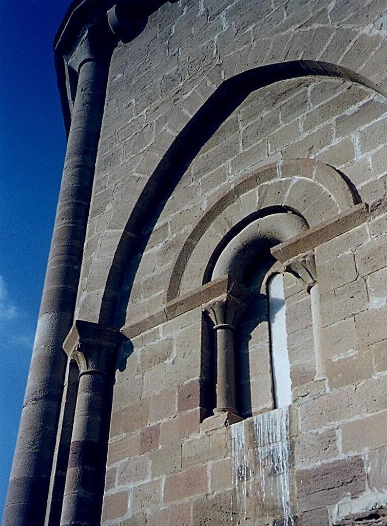 Eunate (Navarra-Spanien): Santa Maria de Eunate, Kirchenfenster by dudeyberlin