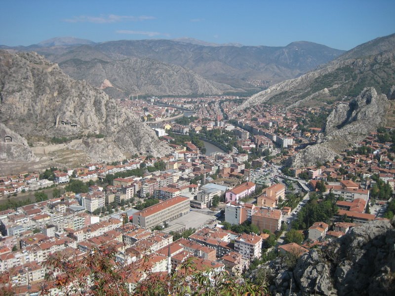 Çakallar Dağından eski Amasya Lisesi ve Amasya (Tarık M. ERBEK) by Tarik Erbek