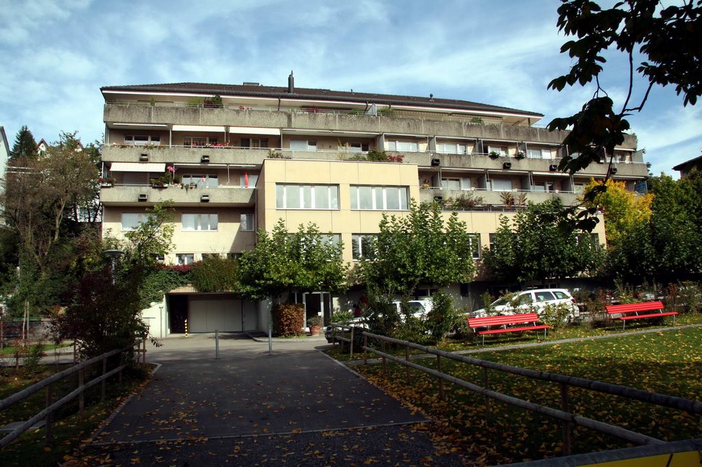 Wohnhaus an der Limmat by Samuel Fausch