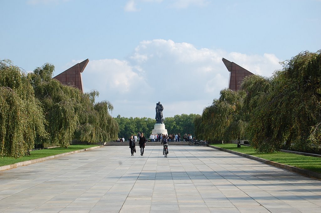 Sowjetisches Ehrenmal Treptower Park by Uwe Anderson