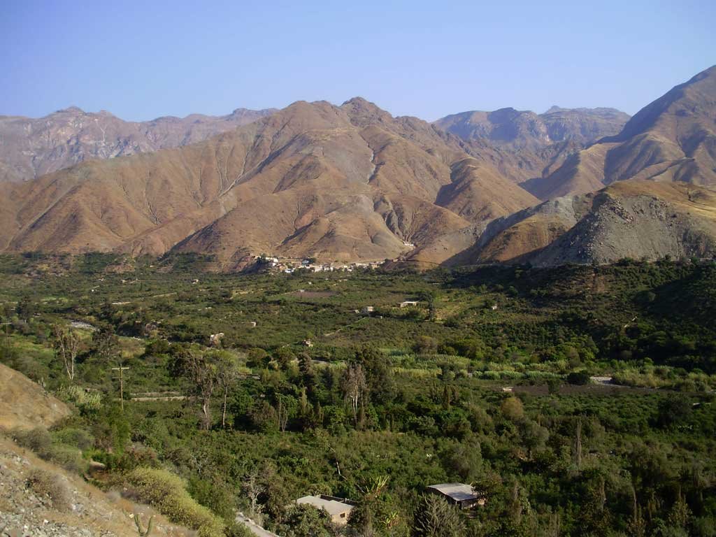 Fértil valle de Antioquía, al fondo el caserío de Cochahuayco by KmrojasA