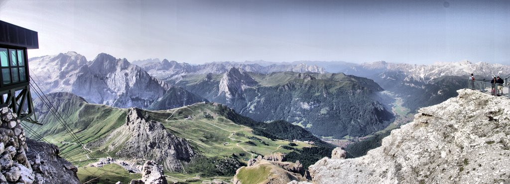 Dalla stazione della funivia sul Sass Pordoi by Carlo Soccal