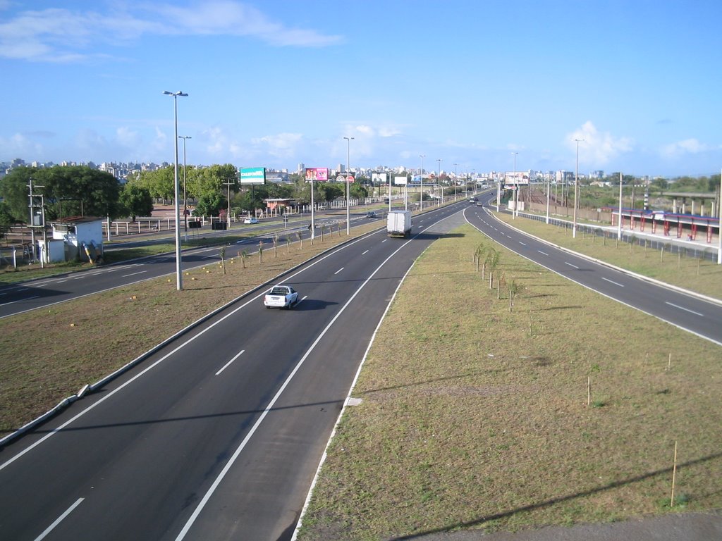 De acima do viaduto na BR 116 - Próximo ao Aeroporto Salgado Filho-Porto Alegre-RS - 02/05 by Henrique de BORBA