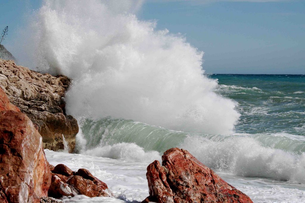 Le Rocce della spiaggetta dei Balzi Rossi by verakovacs