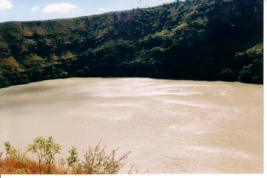 Laguna del Hoyo. Monjas, Jalapa by Hugo A. González