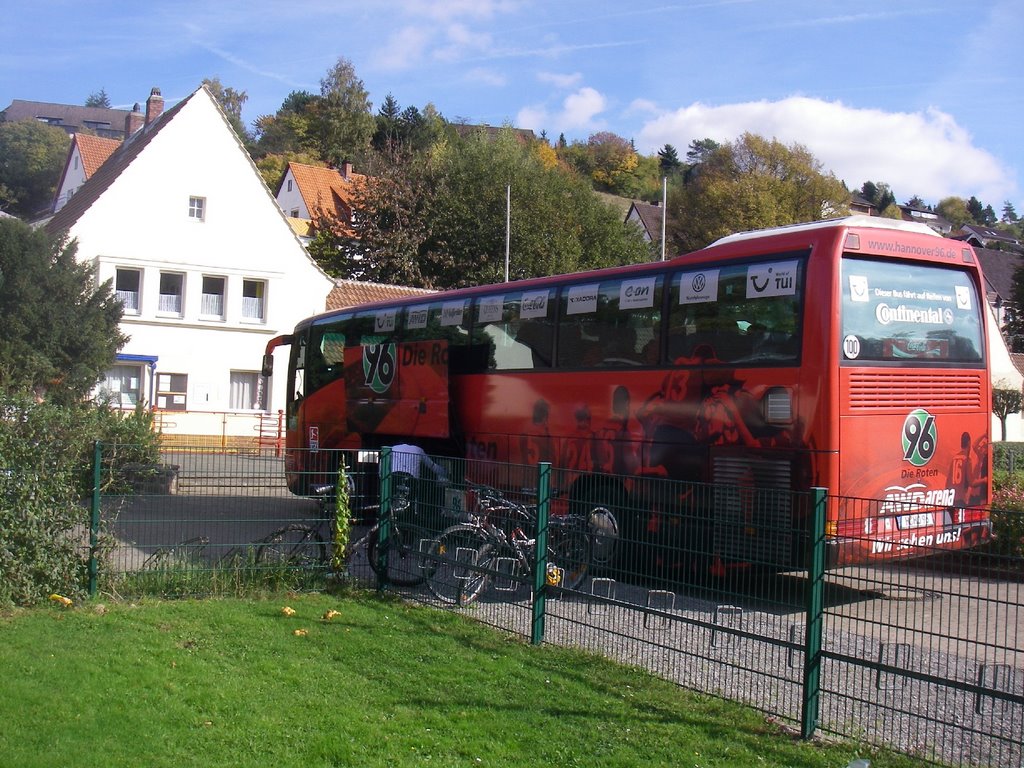 "bus stop" für "die Roten" by stonehead60