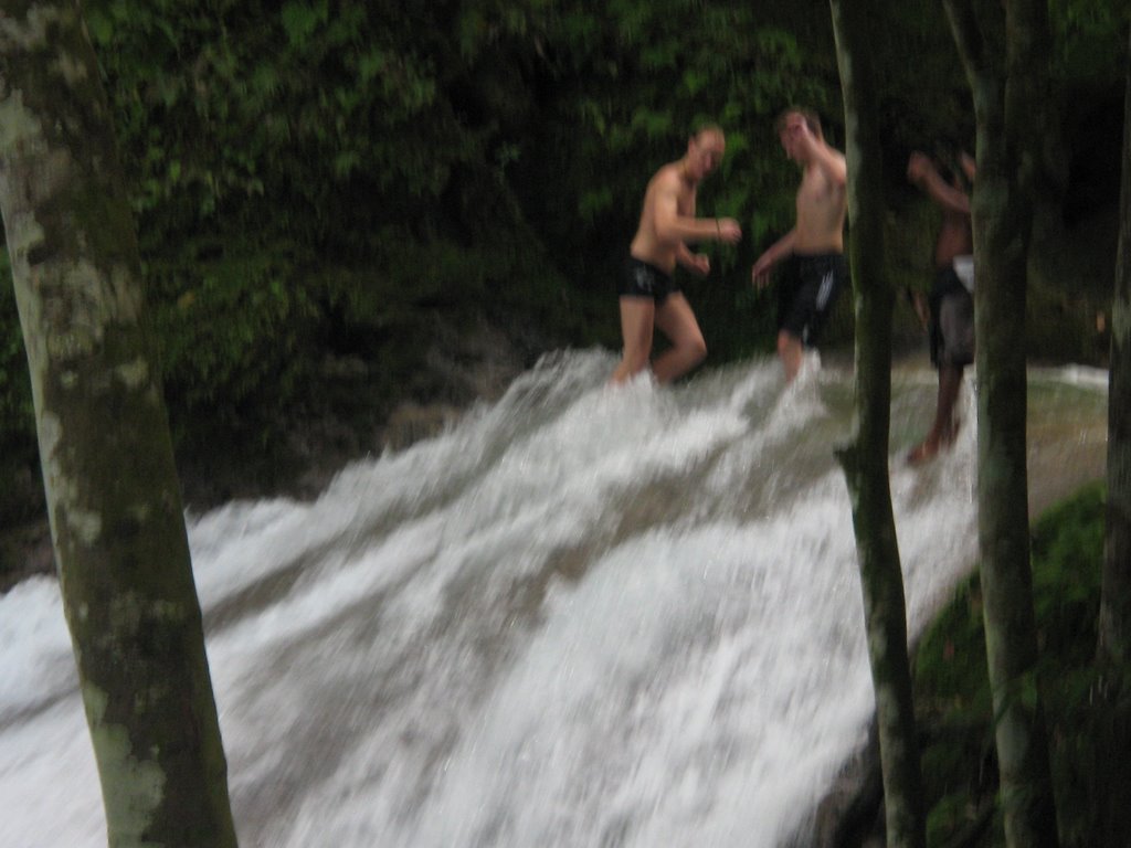 Sprung vom Wasserfall by saschko1