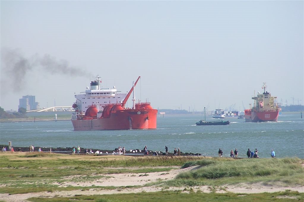 Drukte op de "Nieuwe Waterweg" by Henry vd Hoven