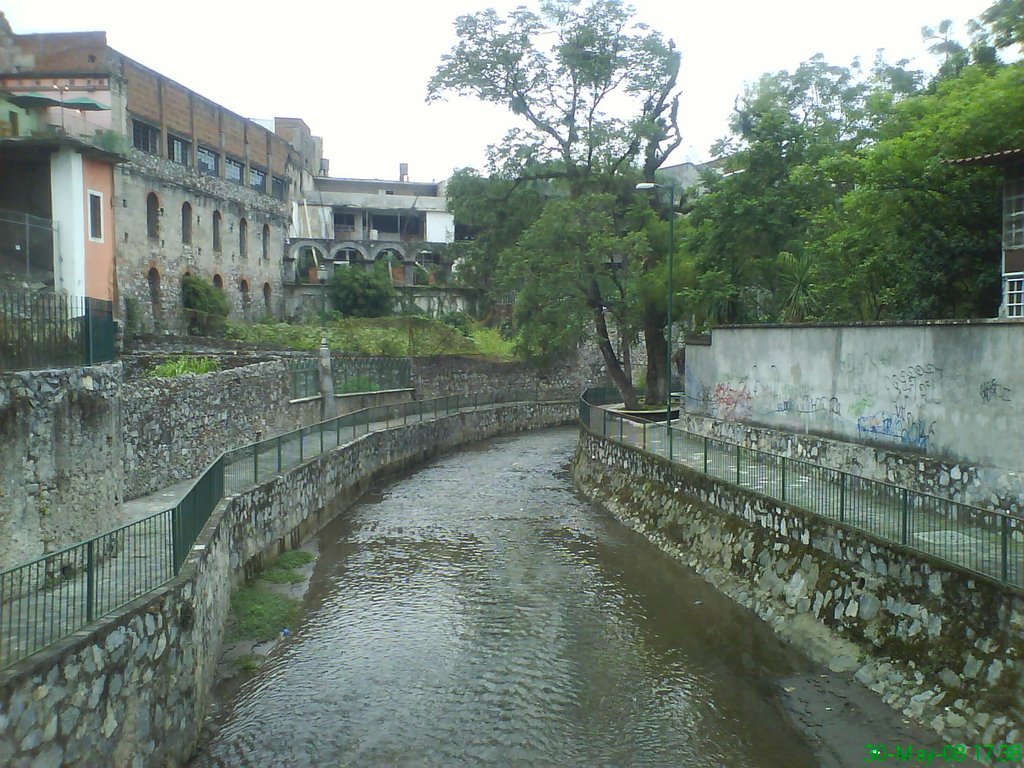 Río Orizaba, éste río que atravieza la ciudad, es perfecto para ir con tu pareja y disfrutar un momento agradable, el río de los enamorados. by zkrlet