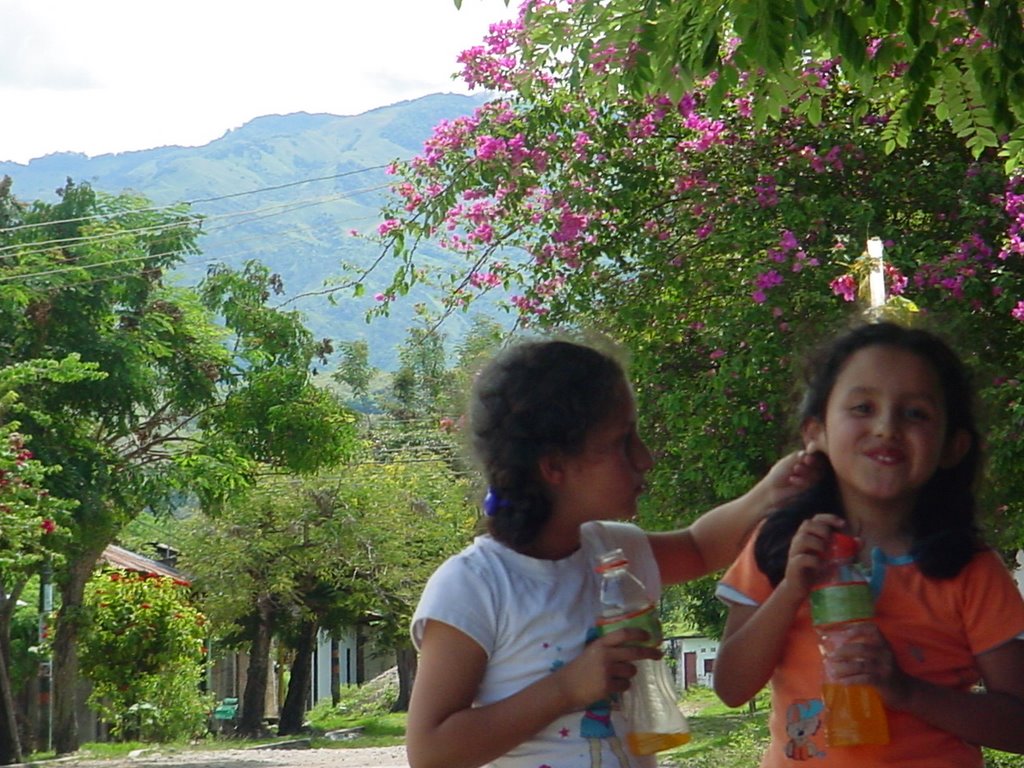 Mis hijitas en Olaya Herrera by Juan Carlos Chaparro…