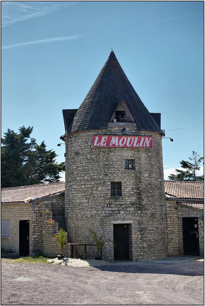 SAINT-GEORGES D'OLÉRON [17] : Le moulin du Douhet (night-club) by Michel Chanaud