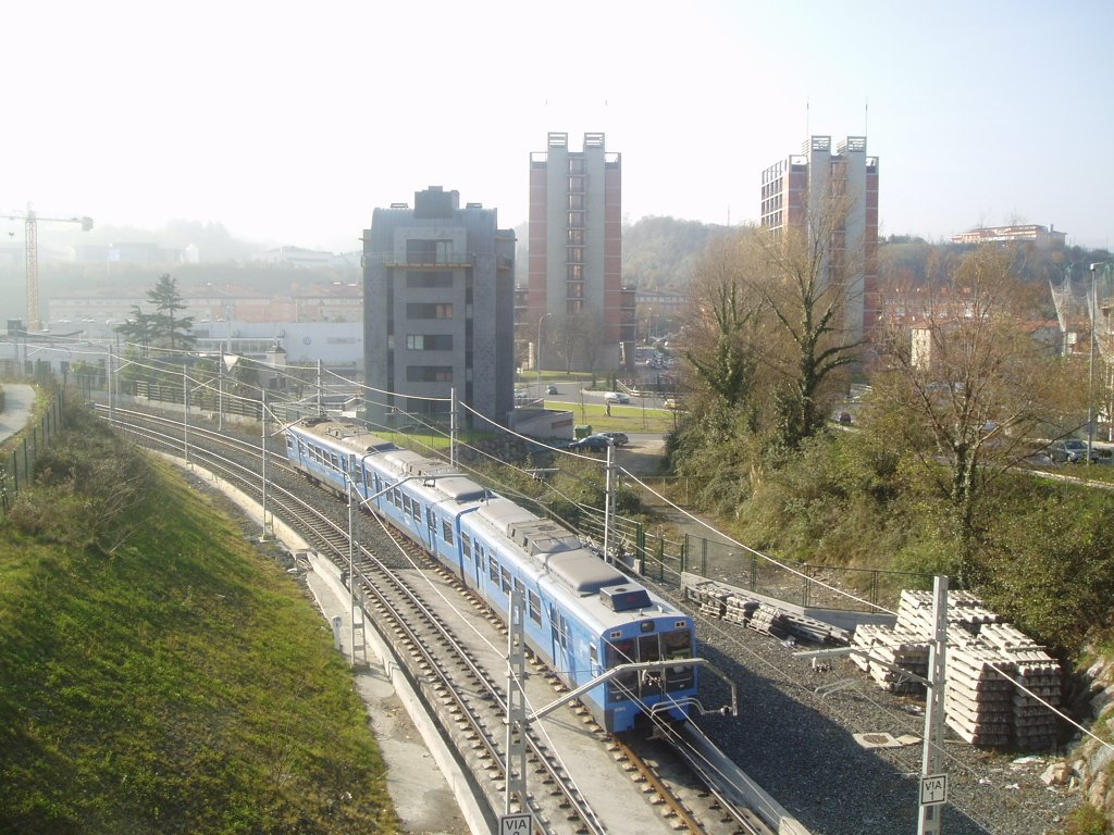 Tren aproximándose a la estación de tren de Lugaritz by xabier3007