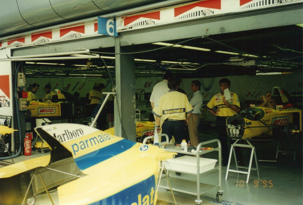 F1 GP Monza 1995 - Box Forti Ford - Vettura P.P.Diniz in primo piano by ilnani