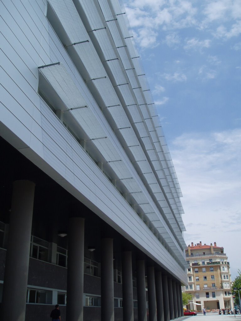 Edificio de la Universidad del País Vasco (UPV) by xabier3007