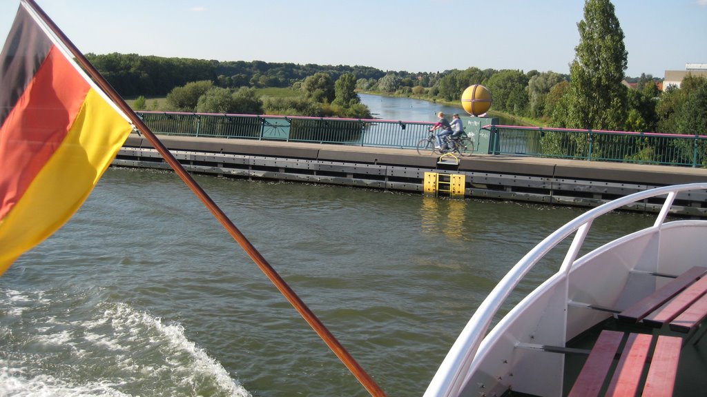 Mittellandkanal oben, Weser unten by roesepe