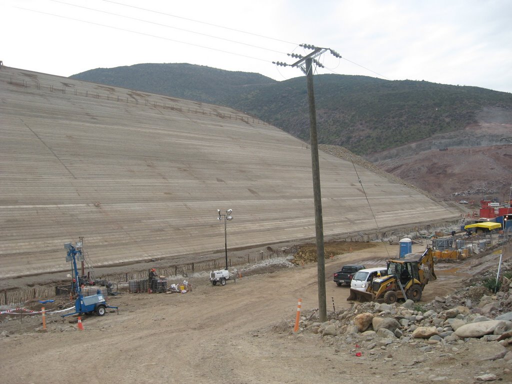 Base de apoyo a pantalla de hormigón en presa del Embalse El Bato, río Illapel, Chile. by Luis Vidallagos