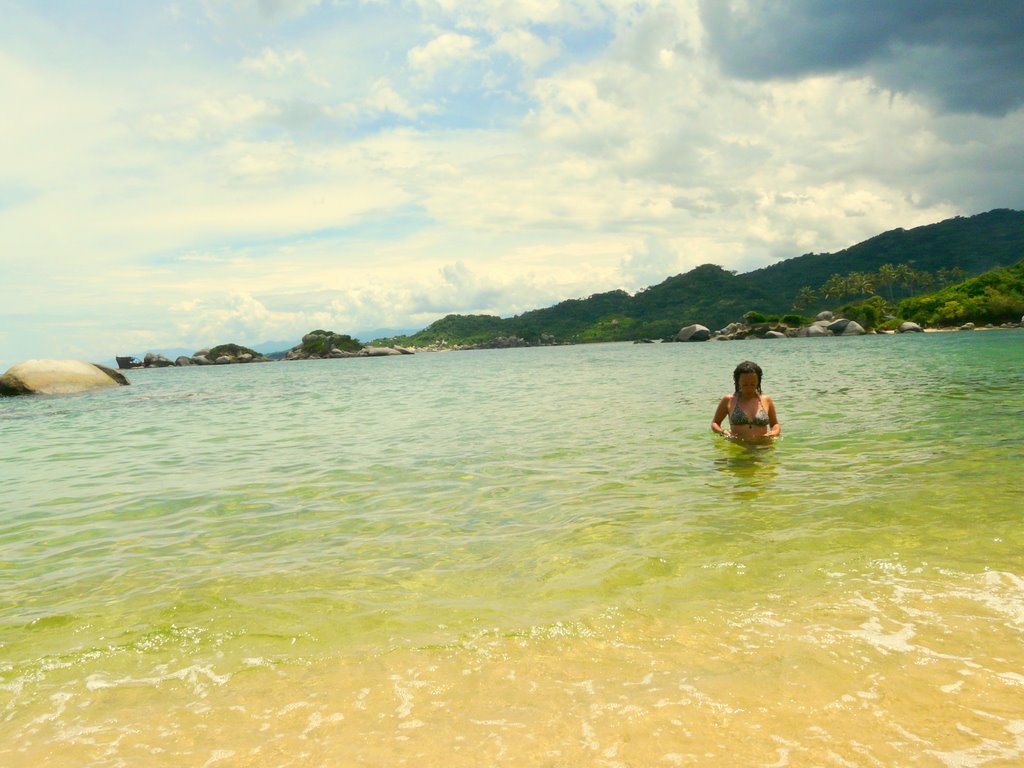 Playa la piscina. parque Tayrona by Roberto FC