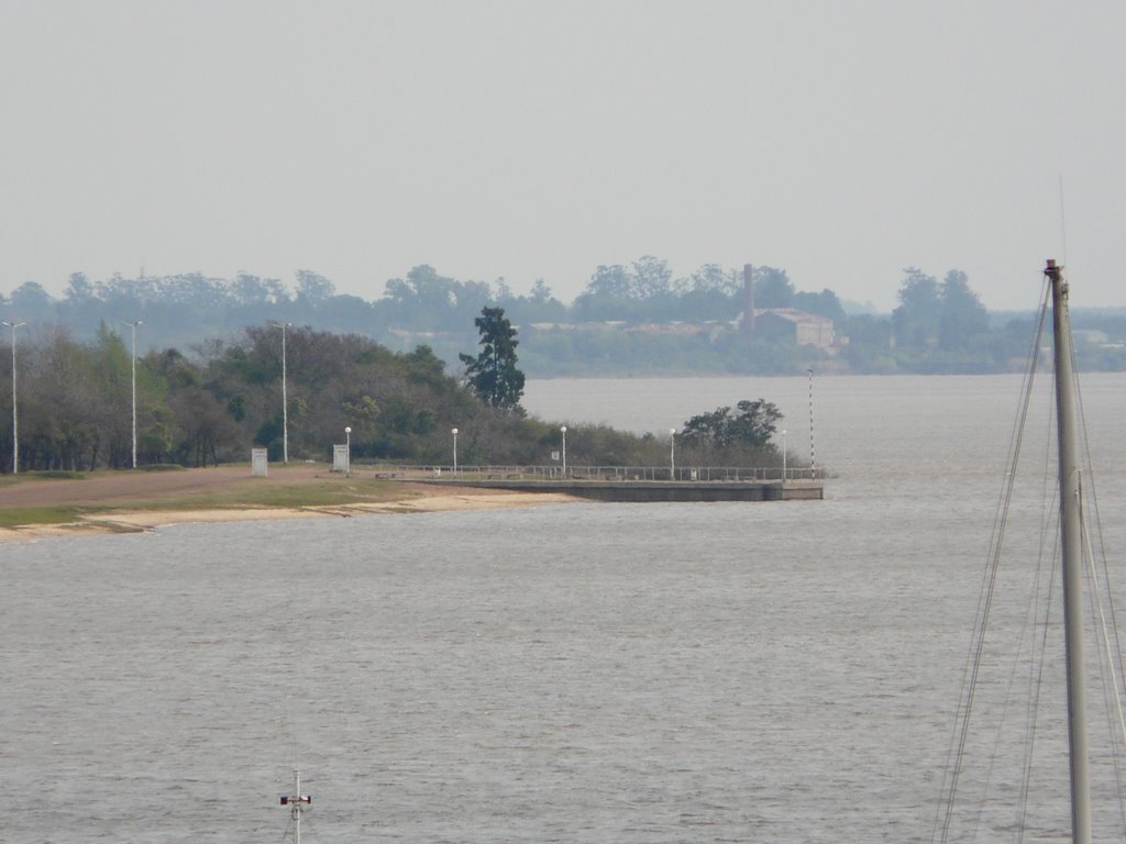 Espigón en playa Norte, con Pueblo Liebig de fondo by guillermomorend