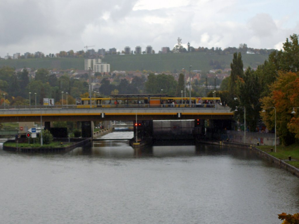 Neckarbrücke mit dahinterliegender Schleuse by Schwabendude