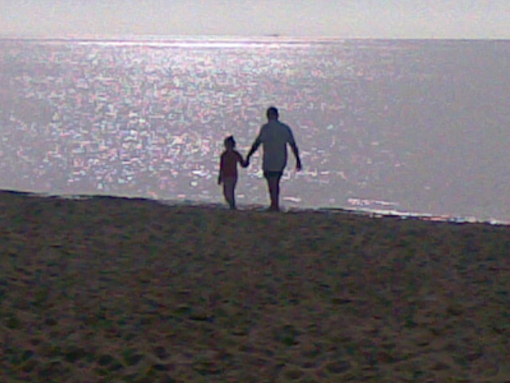 PASEO MATINAL PADRE E HIJO CON EL MAR DE TESTIGO by JOSEJUAN35