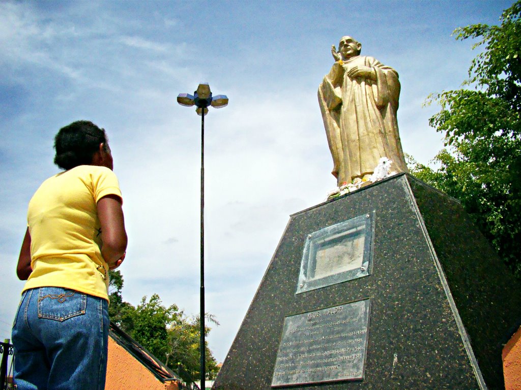 Estátua Mons. Valdir by Ernand