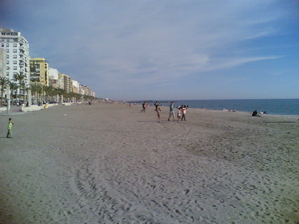 Playa de San Miguel en el Zapillo, con la gente tomando el sol y paseando en pleno marzo ;P by Antonio J. Delgado