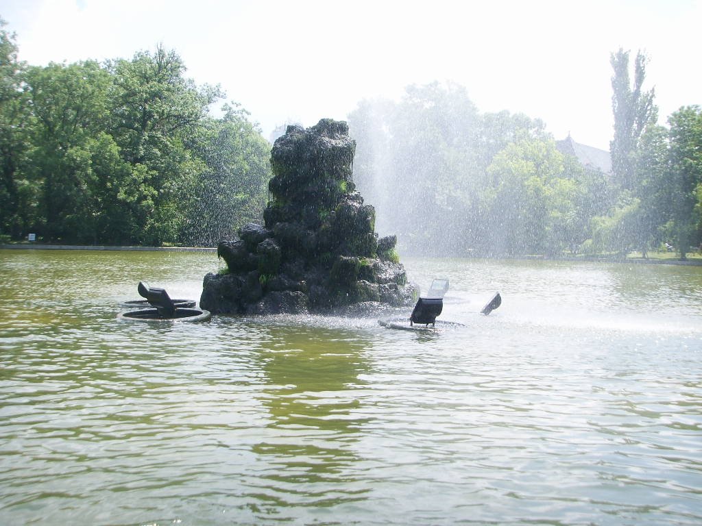 Cismigiu Gardens Fountain by BoogieNxX