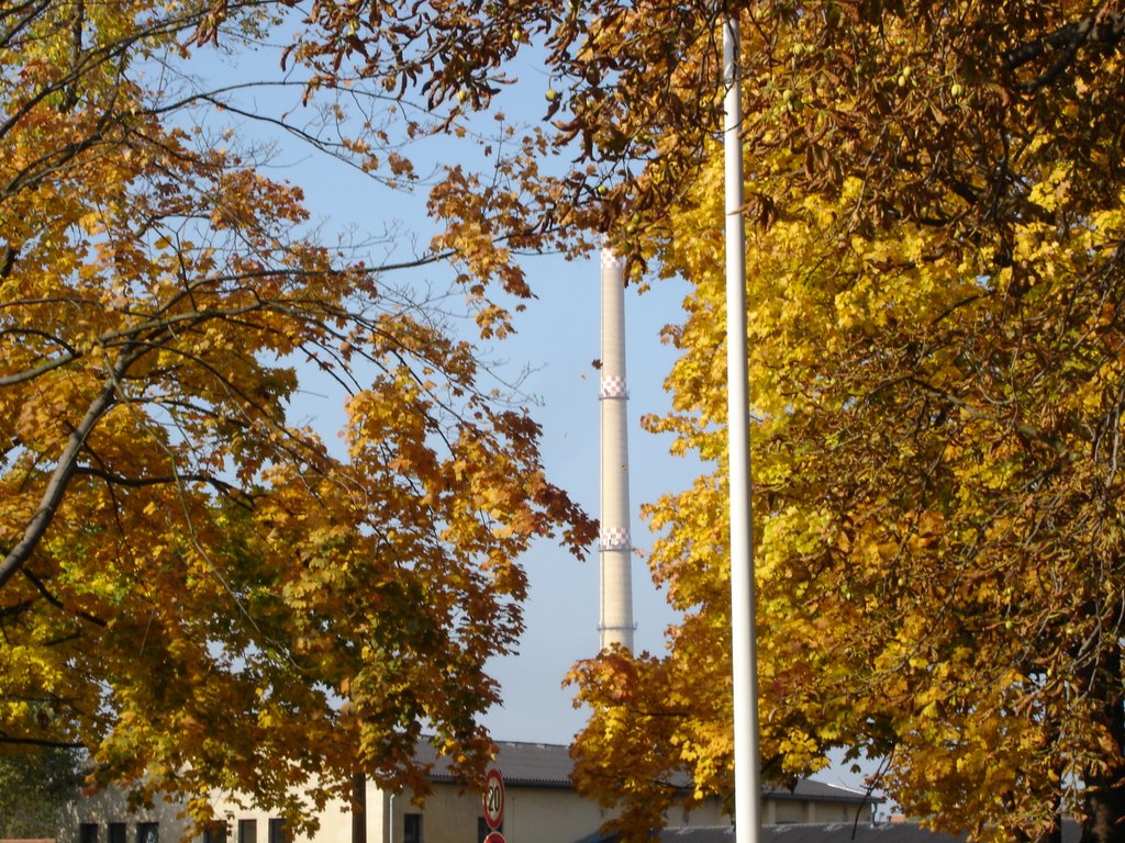 Seidnitz / Blick vom Rennbahneingang auf den großen Schornstein by Dresdner7777