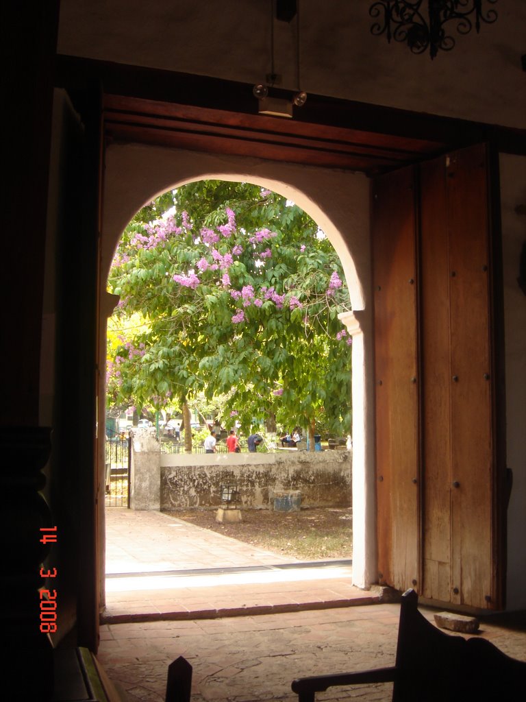 Entrada sur de la Iglesia colonial by Merlin Fonseca