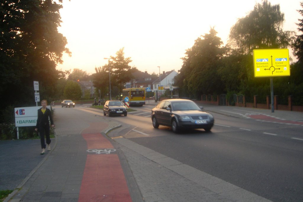 Willich Parkstraße mit Blick auf dem Kreisverkehr by Achim Gathen