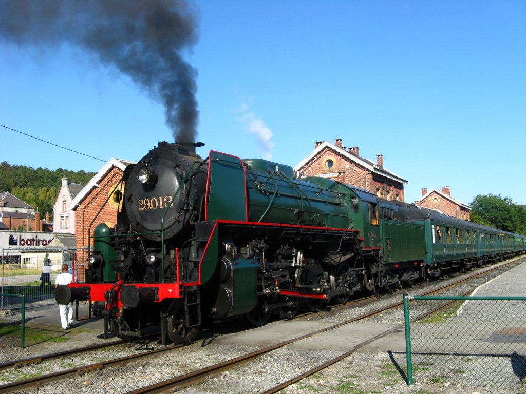 Treignes. Gare CFV3V. 29013 SNCB, construite en 1945 par Montréal Locomotive Works. by Charles Letangre (Fred)