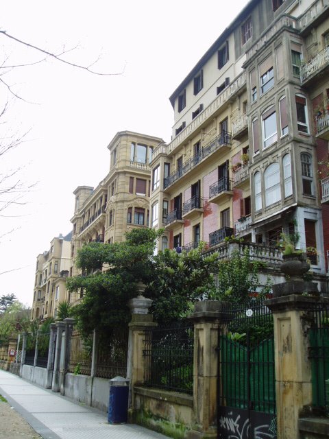 Edificios junto al Paseo del Árbol de Gernika by xabier3007