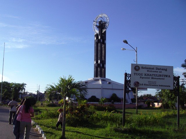 Equator Monument Pontianak by Herman Broncos