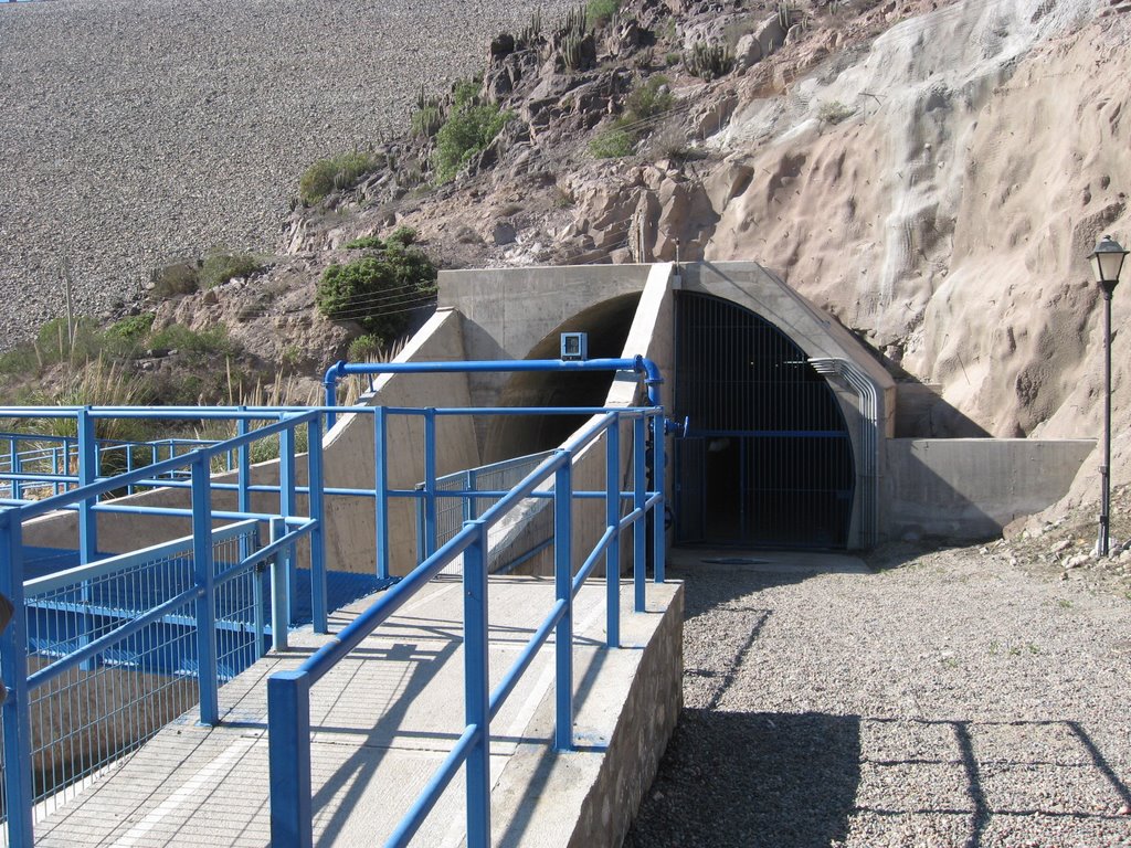 Portal túnel de entrega Embalse Puclaro, Río Elqui, Región de Coquimbo, Chile. by Luis Vidallagos