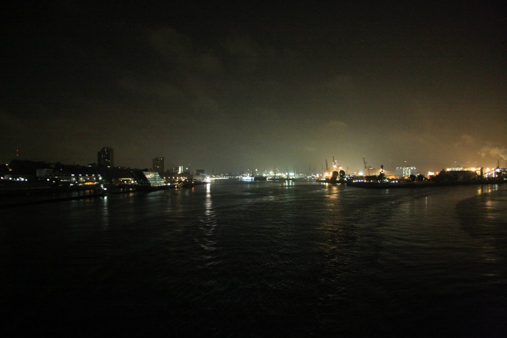 Auf der Elbe bei Nacht by flitze