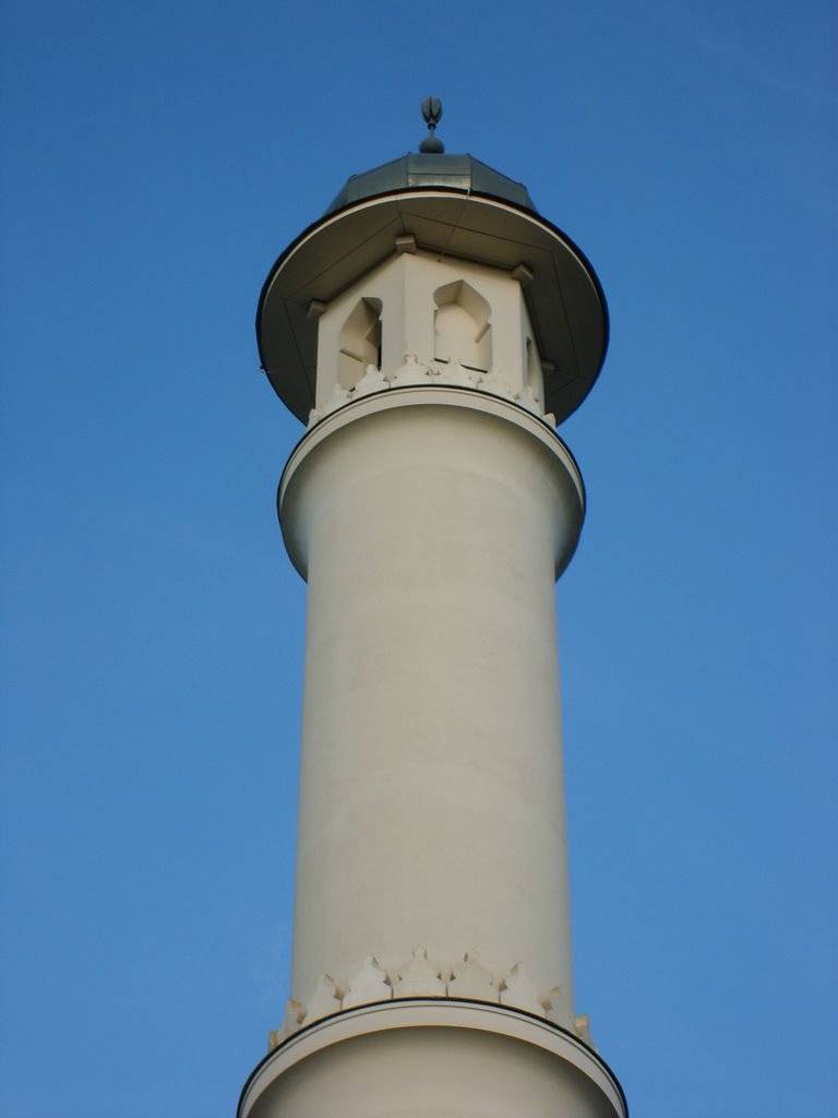 Lahore Moschee - die Wilmersdorfer Moschee ist die älteste Moschee Deutschlands und wurde zwischen 1923-25 von der Ahmadiyya Anjuman in Berlin-Wilmersdorf erbaut. Sie hat zwei Minarette, die 32 Meter hoch sind, und eine 26 Meter hohe Kuppel von zehn Metern Durchmesser by tumblr.tk