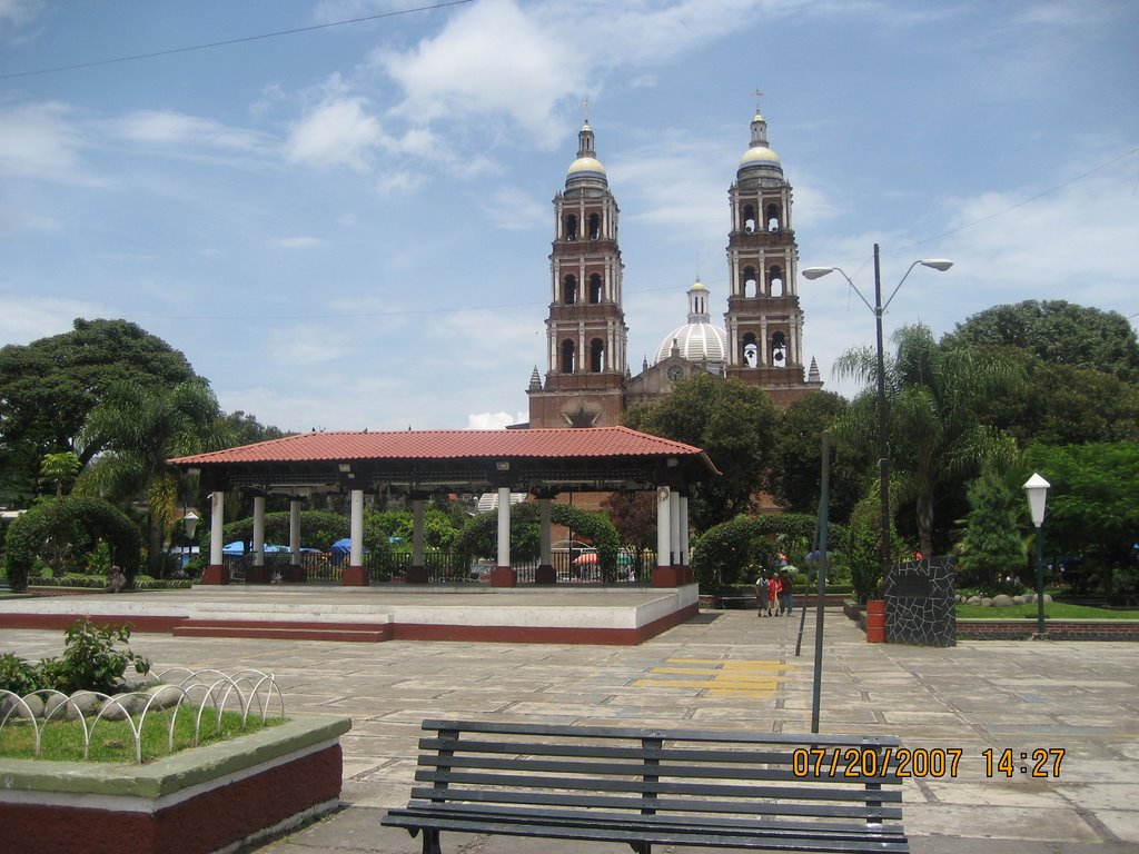 Plazuela y Parroquia de San Juan Nuevo, Michoacán. by fam_mir_ga