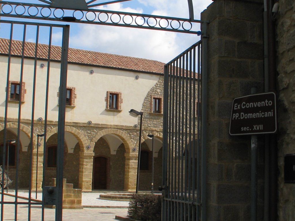 Ingresso all'ex convento dei Padri Domenicani by Agostino Lo Presti