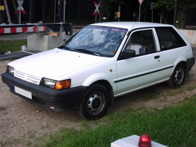 NISSAN Sunny N13 Diesel LX - Rennplatz bei Bad Doberan (mit Resten des G8-Schutzzauns) - 12.06.2007 by www.trigonal.de