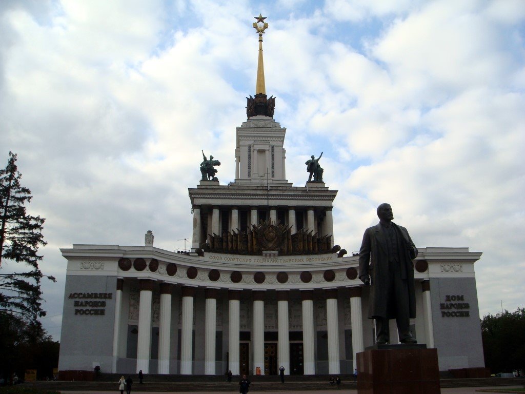 RUSIA Pabellón Central y Estatua de Lenin, Parque NKVJ, Moscú by Talavan