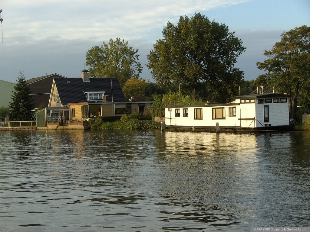 Houseboat in Rijn-Schiekanaal - Delft by guppy_34