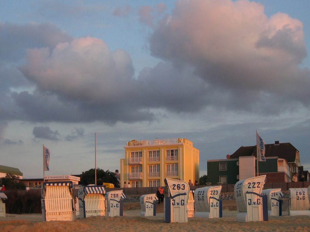 Cuxhaven-Duhnen, Strandkörbe am Abend by Winfried Thiemann